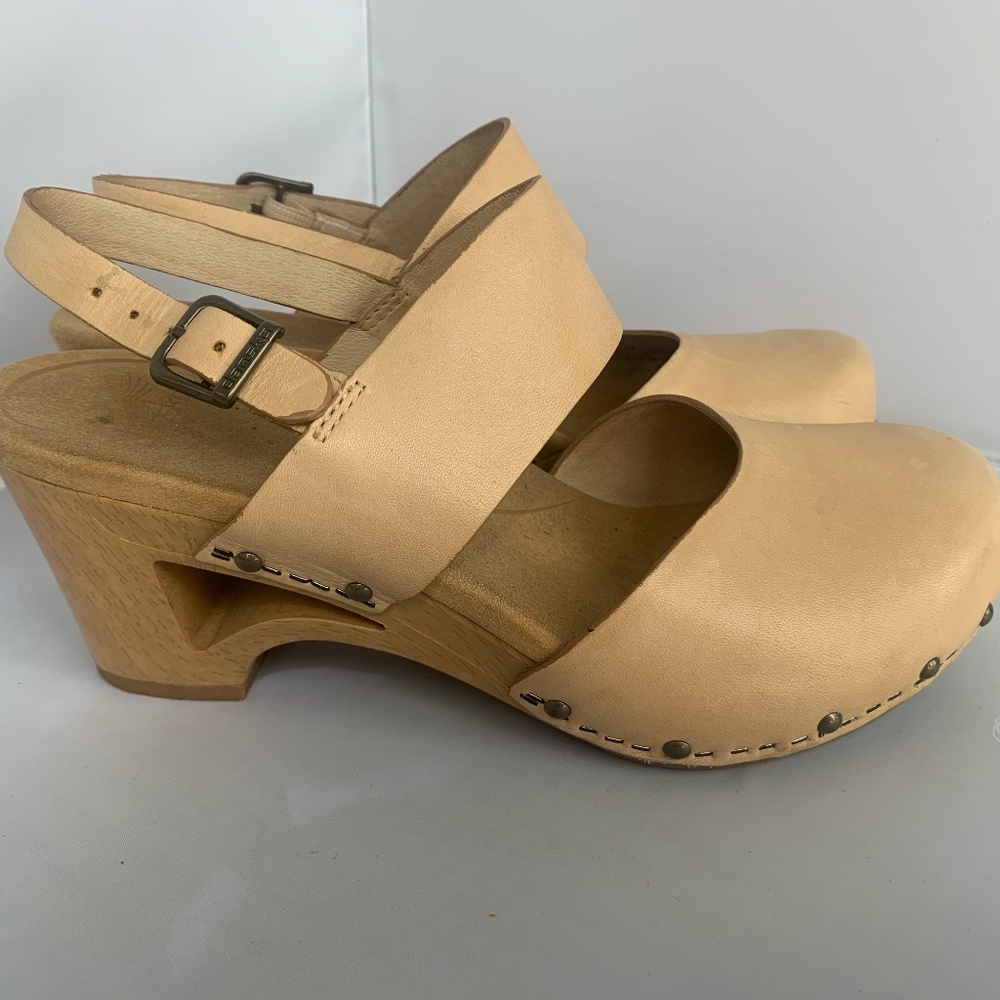 DANSKO. 8 1/2. TAN LEATHER CLOG